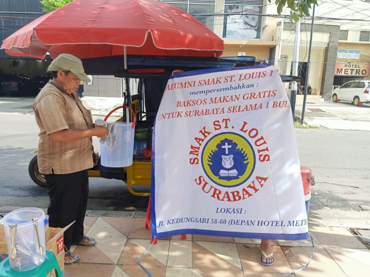 Kegiatan sosial alumni SMA Katolik St.Louis 1 Surabaya angkatan 1989 membagikan makanan gratis/Ist