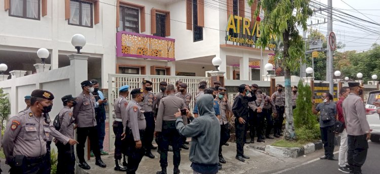 Aksi demo di depan Kantor BPN Lamongan dijaga kepolisian/RMOLJatim