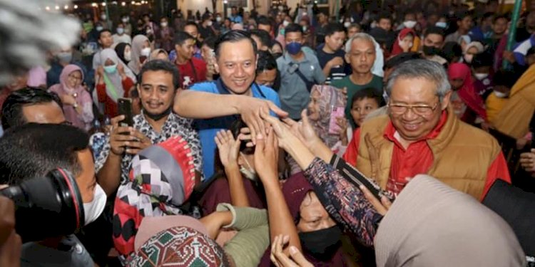 Ketum Demokrat, Agus Harimurti Yudhoyono, membalas sapaan warga Pacitan saat menyempatkan diri mudik, Rabu (18/5)/Ist