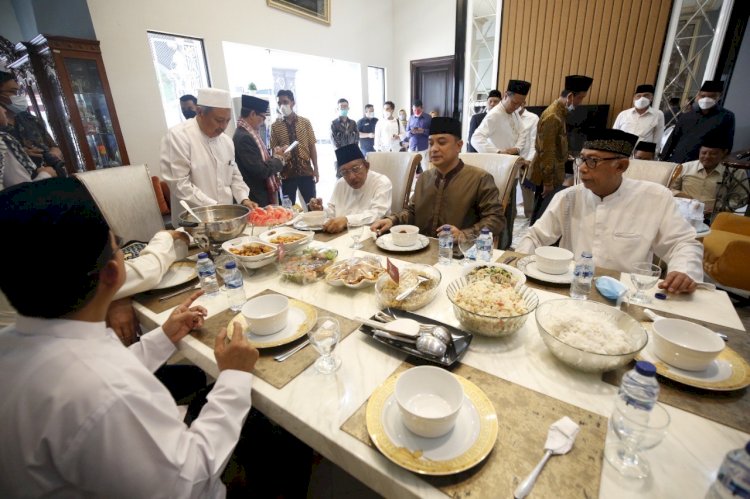 Wali Kota Eri makan bareng dengan Mantan Gubernur Jawa Timur Imam Utomo/ist