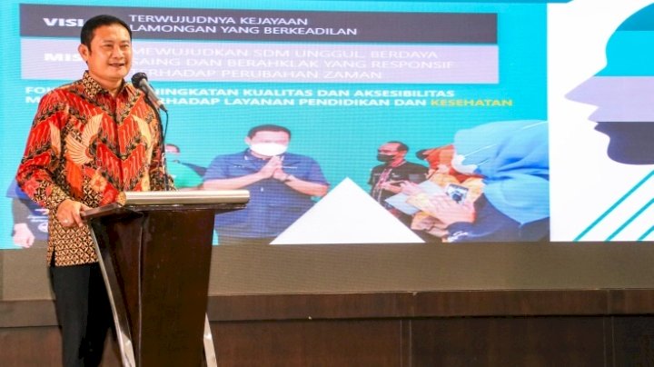 Bupati Lamongan Yuhronur  Efendi dalam acara pelantikan PPNI