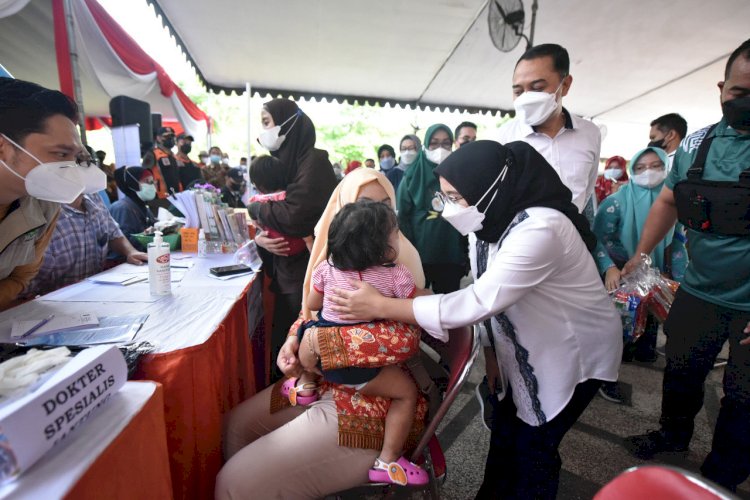 Wali Kota Eri Cahyadi bersama Ketua TP PKK Rini Indriyani memantau lokasi terakhir pelaksanaan Baksos layanan terintegrasi di Taman Cahaya Pakal, Kecamatan Pakal Kota Surabaya/ist