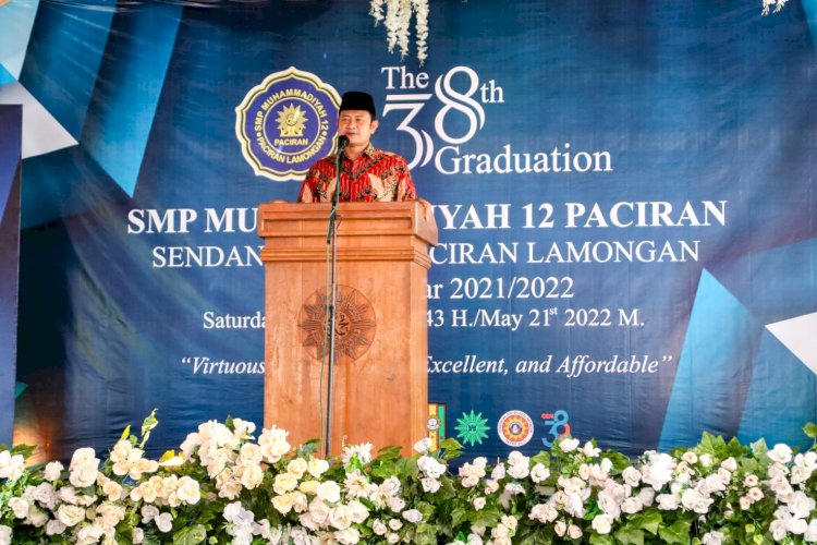 Bupati Lamongan Yuhronur Efendi saat sambutan di acara wisuda SMP Muhammadiyah 12 Sendangagung Paciran/RMOLJatim