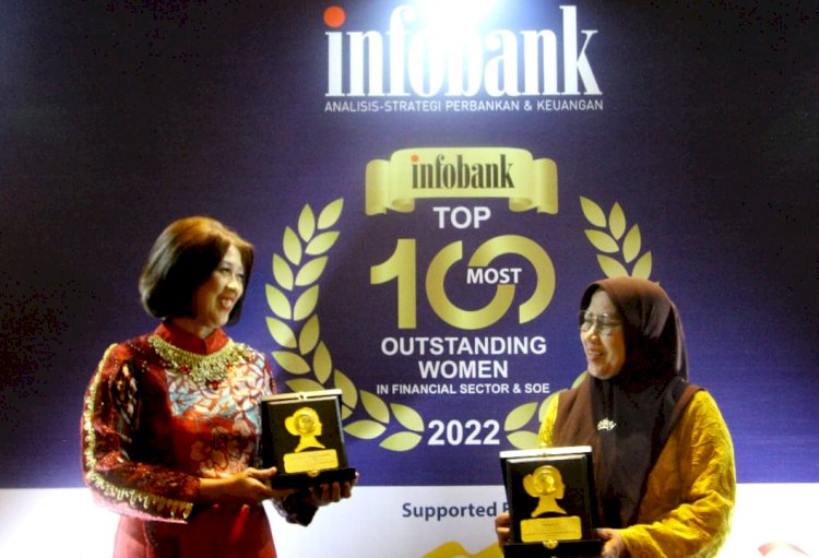 Direktur Assets Management PT Bank Tabungan Negara (Persero) Tbk Elisabeth Novie Riswanti berbincang dengan Wakil Ketua Dewan Komisioner Otoritas Jasa Keuangan (OJK) Nurhaida usai menerima penghargaan Top 100 Most Outstanding Woman 2022 di Solo, Jawa Tengah, Jumat (20/05). 