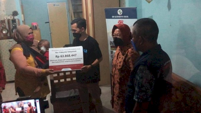Mensos Risma mendampingi KITA BISA menyerahkan bantuan ke orang tua balita penderita kanker mata/RMOLJatim