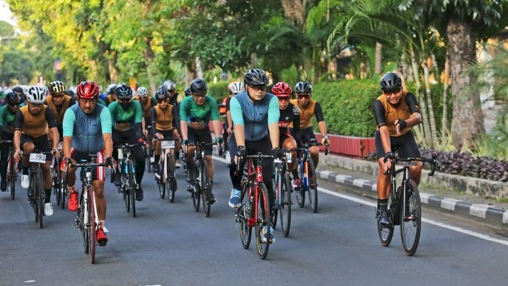 Wali Kota Eri bersama Wakil Wali Kota Armuji menyambut ribuan peserta Bromo KOM Challenge 2022 dengan bersepeda bersama/ist