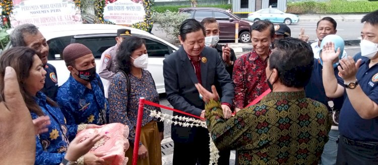 Ketua Umum PJI Hartanto Boechori didampingi wartawan senior Yousri Nur Raja Agam (batik merah) saat pemotongan pita persemian media center PJI di Monumen Pers Perjuangan Surabaya/Ist