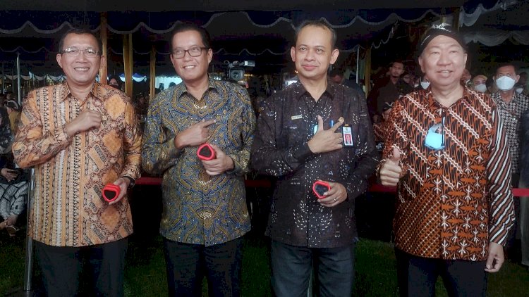 HUT Ke-50 REI, Ketum DPP REI Sematkan Pin Emas kepada Dirut BTN./Ist