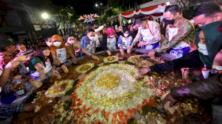 Wali Kota Surabaya Eri Cahyadi bersama Gubernur Jawa Timur Khofifah Indar Parawansa beserta jajaran Forkopimda Surabaya dan tamu kehormatan nguleg rujak di cobek raksasa/RMOLJatim