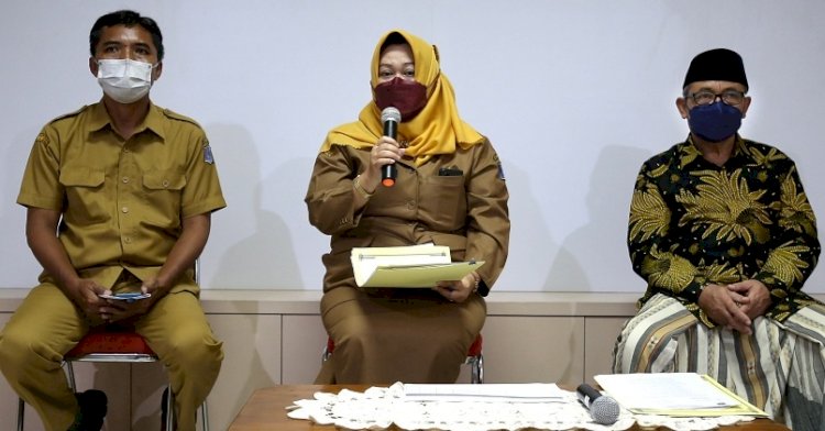 Indira Wahyuni bersama KH Dzul Hilmi Ghozali saat jumpa pers/RMOLJatim