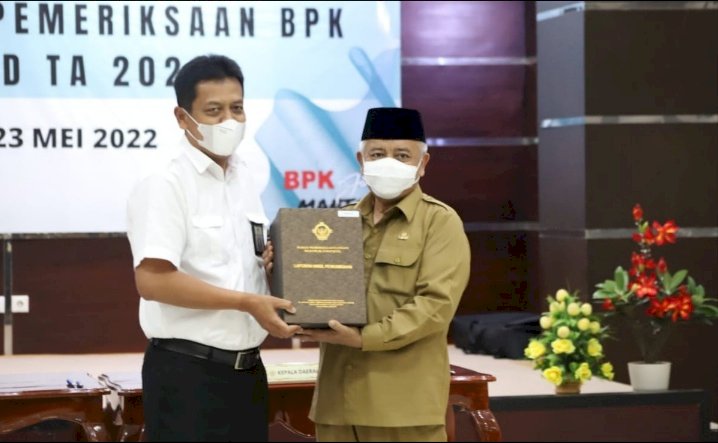 Bupati Malang, H.M. Sanusi saat menerima Opini WTP dari BPK Perwakilan Jatim/Ist