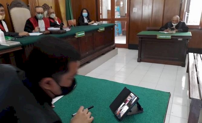 Suasana sidang pembacaan vonis kasus jual beli obat bekas pasien Covid-19 di PN Surabaya/RMOLJatim