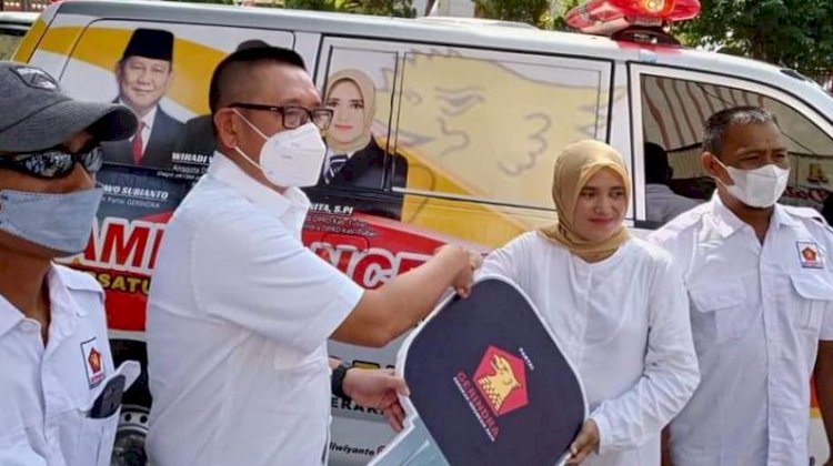 Wihadi menyerahkan bantuan secara simbolis mobil ambulance kepada anggota DPRD dari Partai Gerindra/RMOLJatim