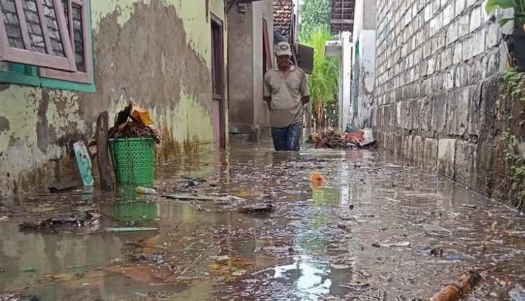 Banjir rob yang menerjang rumah warga di Tuban/RMOLJatim