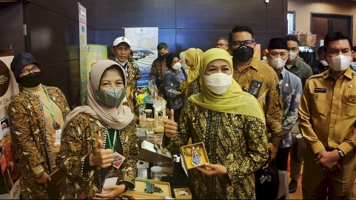 Gubernur Jatim Khofifah bersama Dyah Wahyuni Velista Craft bersama produk perhiasan kain perca, didampingi Direktur Operasi PT SIER Didik Prasetyono dan Sekdaprov Bangka Belitung, Naziarto