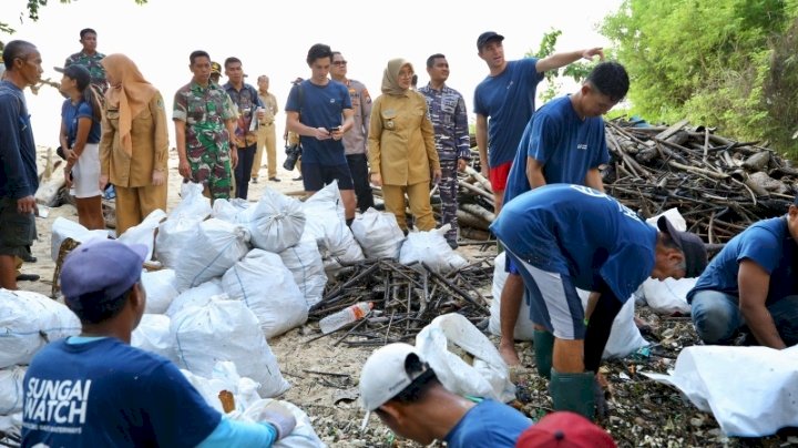 Pemkab Banyuwangi beserta NGO Sungai Watch dan warga membersihkan sampah di kawasan TN Alas Purwo/Humas