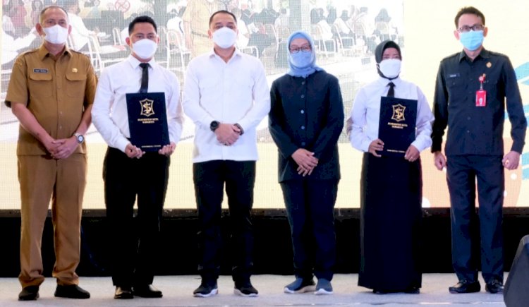 Wali Kota Eri Cahyadi menyerahkan SK tentang pengangkatan PPPK Tahap 1/RMOLJatim