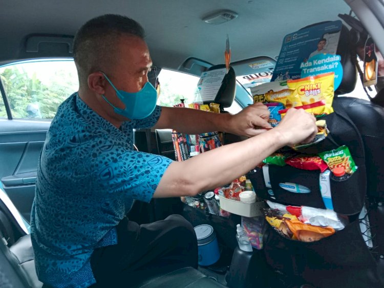 Taksi yang menyediakan banyak snack dan obat-obatan milik Gudianto Huang di Surabaya