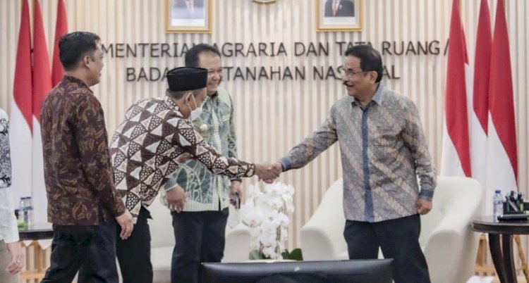 Bupati Jember Hendy Siswanto bersama Pimpinan DPRD Jember saat menemui Menteri ATR BPN di Jakarta/Ist