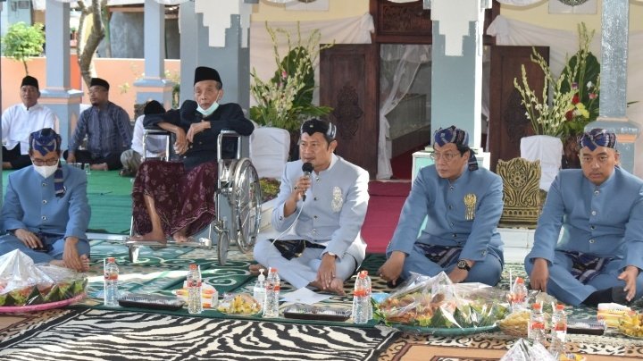 Bupati dan Wakil Bupati Lamongan saat ziarah kubur di makam leluhur lamongan / RMOLJatim