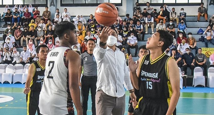 Wali Kota Eri Cahyadi membuka kejuaraan bola basket antar pelajar Surabaya/ist