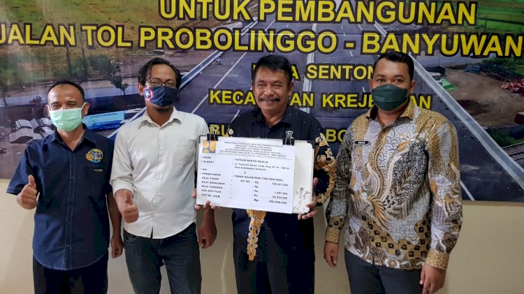 Pj Kepala Desa Sentong Fathur Rasyid Muslih saat menerima penyerahan/Ist