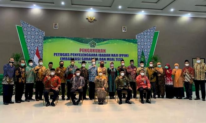 Gubernur Khofifah saat pengukuhan petugas penyelenggara ibadah haji embarkasi Surabaya dan meal test/Ist