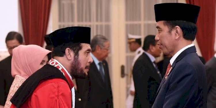 Presiden Joko Widodo mengucapkan selamat usai melantik Anwar Usman sebagai Ketua Mahkamah Konstitusi di Istana Negara/Net