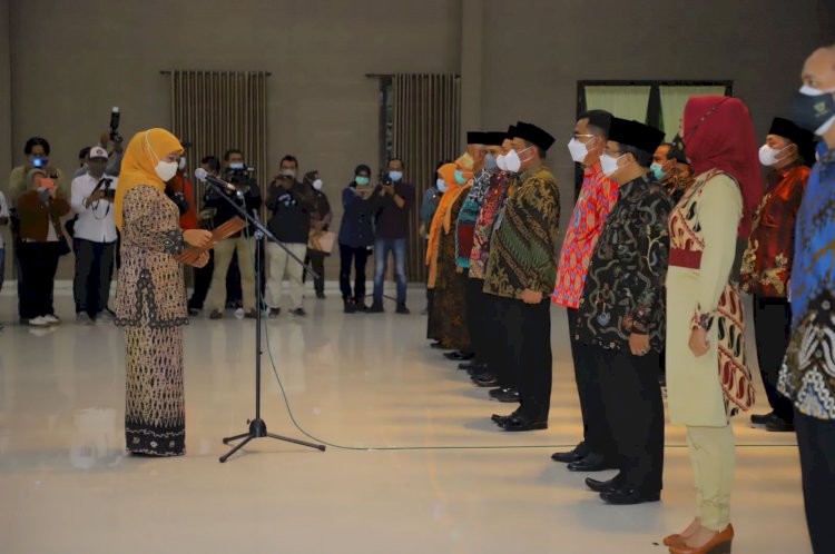 Gubernur Jawa Timur Khofifah Indar Parawansa mengukuhkan Petugas Penyelenggara Ibadah Haji (PPIH) Embarkasi Surabaya dan Meal Test Tahun 1443 H/2022