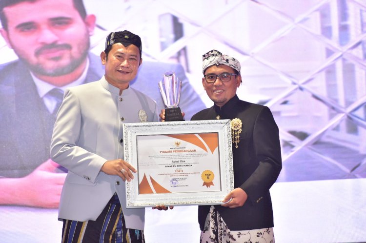  Penyerahan Kartu YES, Inovasi Penyaluran Bantuan Pada Masyarakat Lamongan secara simnolis/Atmo/ RMOLJatim