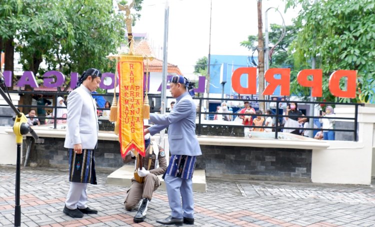 Prosesi penyerahan pataka dari Ketua DPRD Lamongan Abdul Ghofur kepada Bupati Lamongan Yuhronur Efendi/RMOLJatim