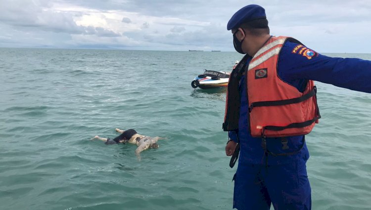 Tim SAR Gabungan saat proses mengevakuasi mayat terapung di perairan laut utara Tuban/RMOLJatim