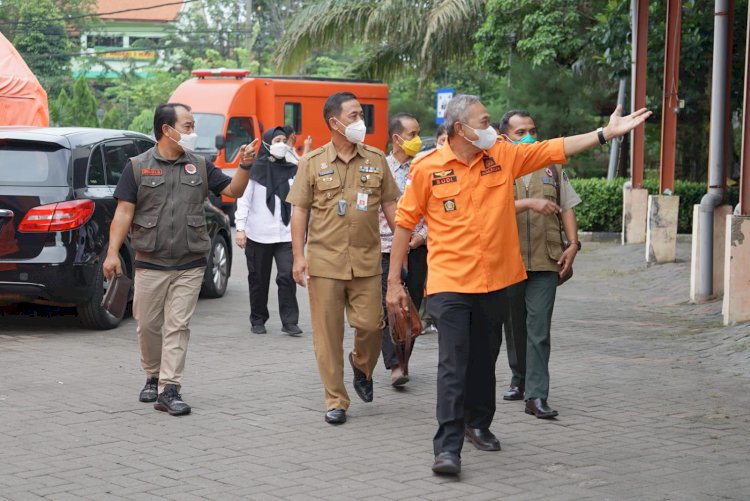 Kalaksa BPBD Jatim Budi Santosa koordinasi di lapangan terkait penyemprotan pencegahan PMK/ist