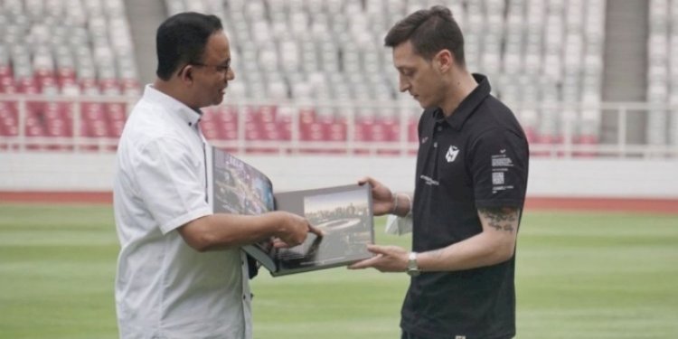 Mesut Ozil bersama Gubernur DKI Jakarta Anies Baswedan Stadion Utama Gelora Bung Karno Jakarta/Ist