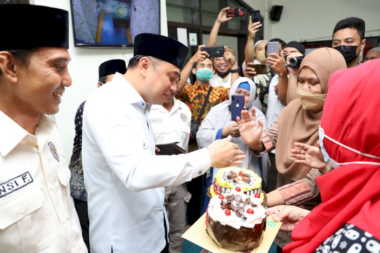 Wali Kota Eri menerima kue ultah dari siswa dan siswi SD Muhammadiyah 24 Ketintang/ist