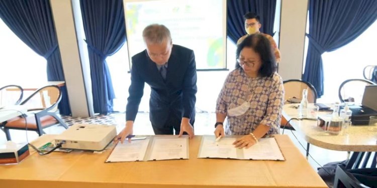 Penandatanganan Nota Kesepahaman (MoU) untuk pembangunan kawasan industri internasional antara perusahaan asal China Shandong Timber and Wood Products Association dan Kawasan Ekonomi Khusus Sei Mangkei, Sumatera Utara, disaksikan oleh Dubes RI Beijing, Djauhari Oratmangun/Ist 