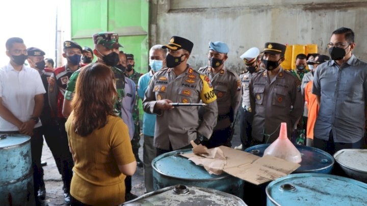 Kapolres dan Dandim Probolinggo saat mengecek minyak goreng. /RMOLJatim