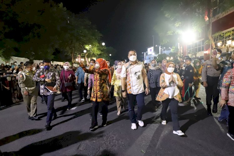 Wali Kota Eri Cahyadi bersama Gubernur Khofifah menyapa warga yang menyaksikan acara pagelaran Surabaya Vaganza/RMOLJatim