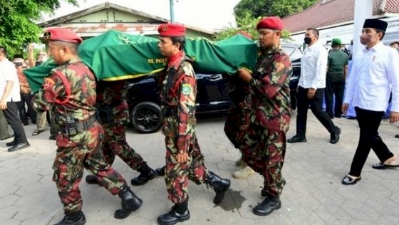 Presiden Joko Widodo mengantarkan jenazah Buya Syafii Maarif/Net