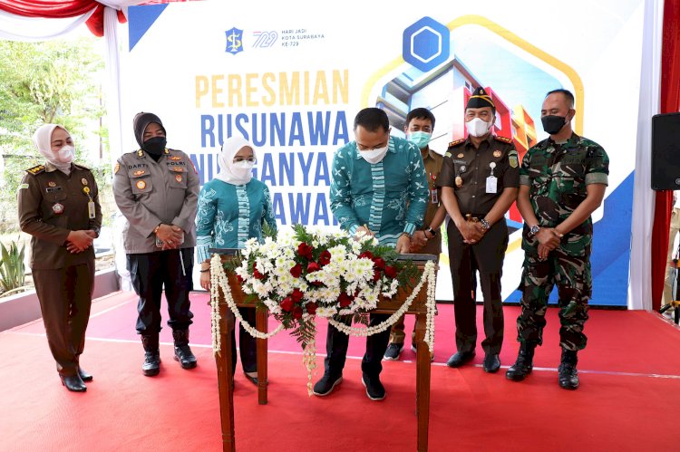 Wali Kota Eri Cahyadi didampingi Kajari Tanjung Perak meresmikan rusunawa Gunung Anyar Sawah/RMOLJatim