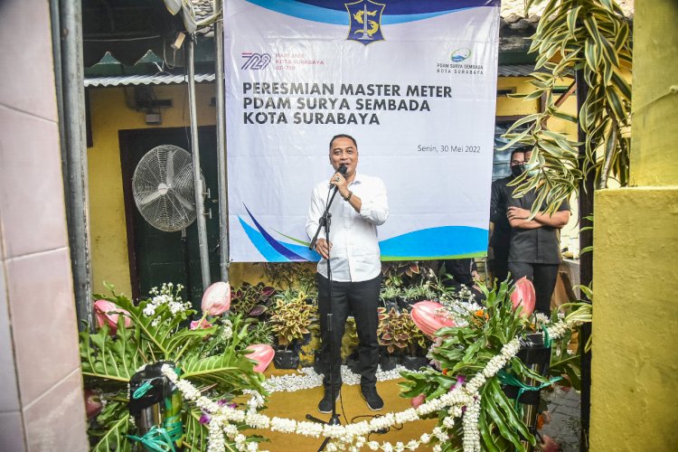 Wali Kota Eri Cahyadi meresmikan master meter di Jalan Karangan gang 5, Kelurahan Sawunggaling, Kecamatan Wonokromo, Surabaya/RMOLJatim