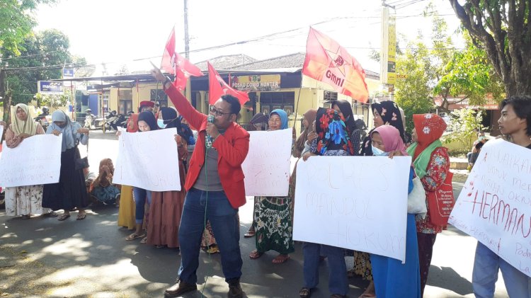 Aktivis GMNI Sumenep saat aksi demo di depan Mapolres Sumenep/RMOLJatim