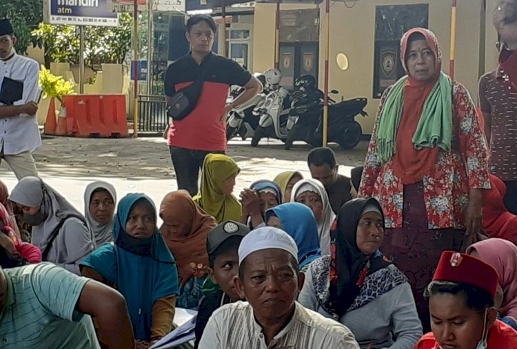 Keluarga Herman dan masyarakat Gaddu, Ganding, saat aksi demo di depan Mapolres Sumenep/RMOLJatim