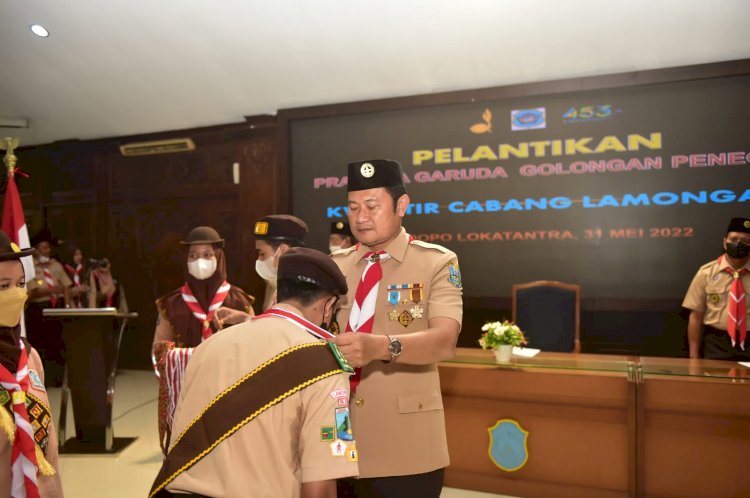 Bupati Lamongan Yuhronur Efendi saat melantik Pramuka Garuda Penegak di Pendopo Lamongan/RMOLJatim