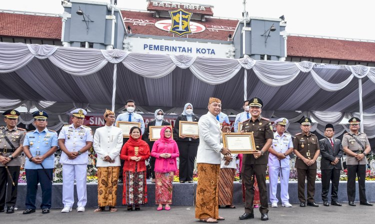 Wali Kota Eri Cahyadi saat memberikan penghargaan kepada Kajari Tanjung Perak/RMOLJatim