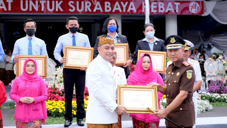 Wali Kota Eri Cahyadi memberikan penghargaan kepada Kajari Surabaya Danang Suryo Wibowo/RMOLJatim