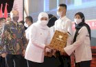 Gubernur Khofifah Serahkan SK CPNS dan PPPK Formasi Tahun 2021