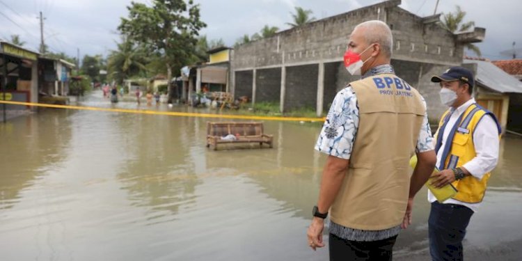 Gubernur Jawa Tengah (Jateng) Ganjar Pranowo saat melihat banjir rob di pesisir utara Jateng/Net