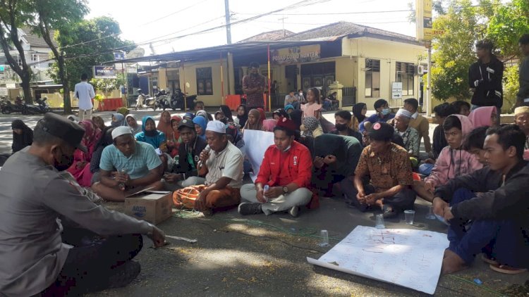 Aktivis GMNI Sumenep bersama keluarga korban saat aksi demo di depan Mapolres/RMOLJatim