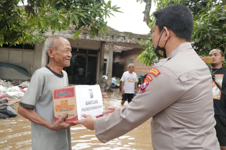 Polisi saat bagikan sembako kepada warga/RMOLJatim